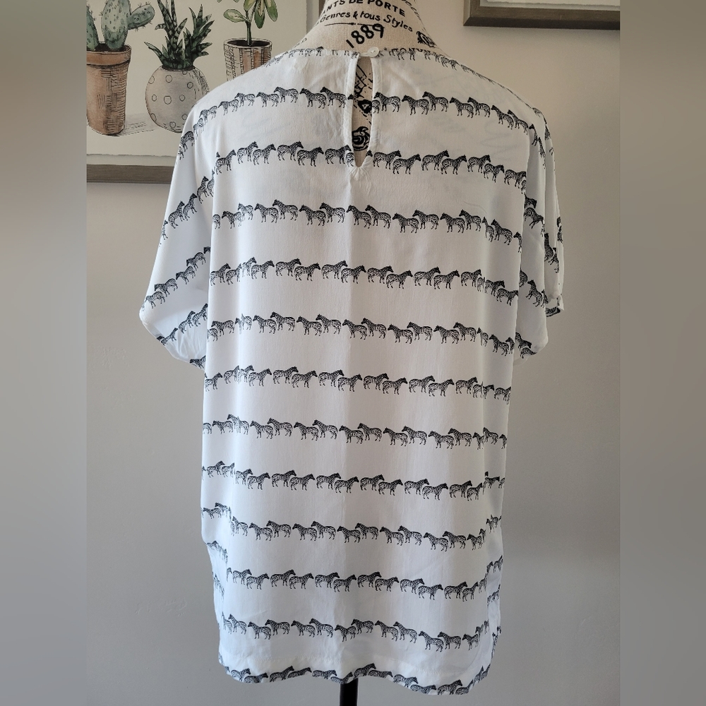 Jane and Delancey Zebra Top , Size M , White with Zebra Graphics - Picture 2 of 8
